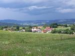 Pohled na obec Žernovice od Kůsů kříže