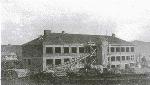 Archívní snímek ze stavby školy v roce 1950.