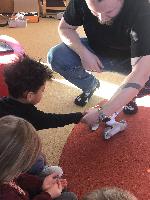 Fotografie z projektového dne s roboty a umělou inteligencí