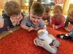 Fotografie z projektového dne s roboty a umělou inteligencí
