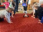 Fotografie z projektového dne s roboty a umělou inteligencí