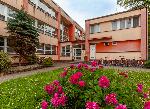 Mateřská škola Pastelka se nachází v klidném, zeleném prostředí, které vítá děti do světa her a objevování.