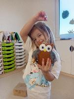 holčička má radost z hotové sovy