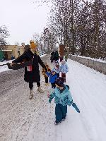 děti jdou po cestě ke stromečku