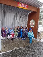 děti čekají na autobus zpět do školky