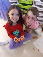 děti se těší z ozdob