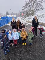 děti a paní učitelky jsou na autobus
