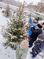 děti zdobí stromeček