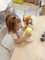 holčička sype na šišku sůl