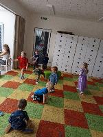 děti tančí na koberci