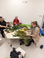 rodiče tvoří věnce