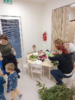 rodiče tvoří věnce