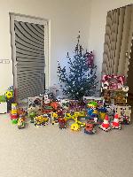 vánoční stromeček a spousta dárků